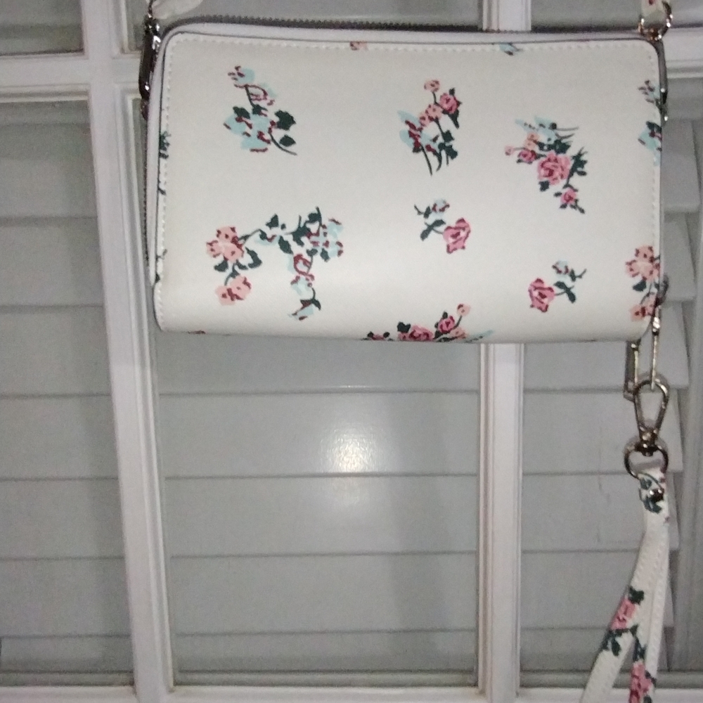 Elegant Floral Crossbody Bag with Stud Accents - Picture 8 of 17